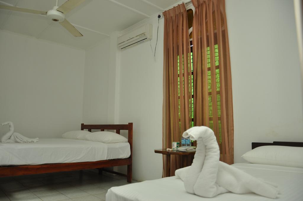 Sujatha Tourist Rest Hotel Dambulla Room photo