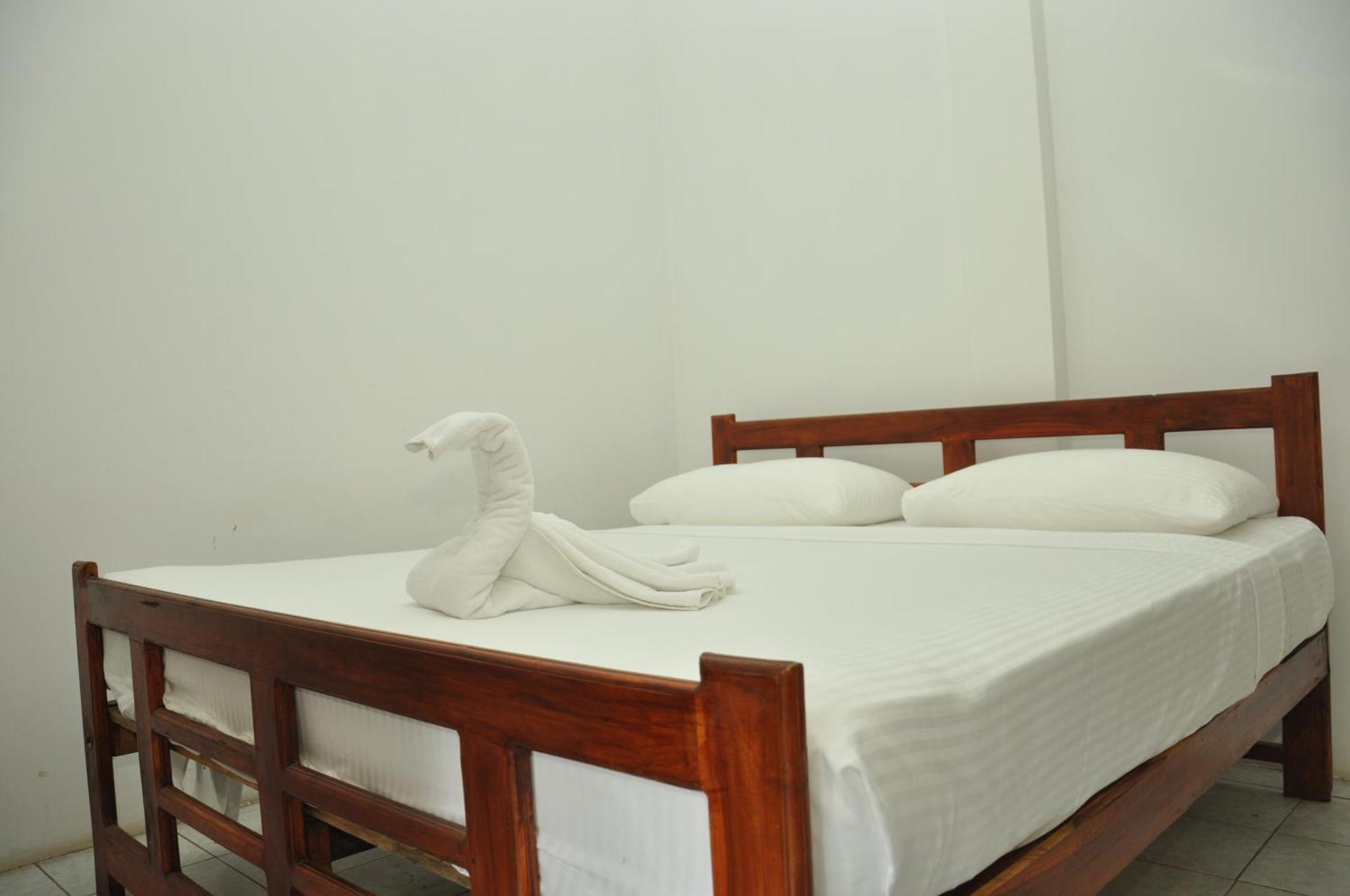 Sujatha Tourist Rest Hotel Dambulla Room photo