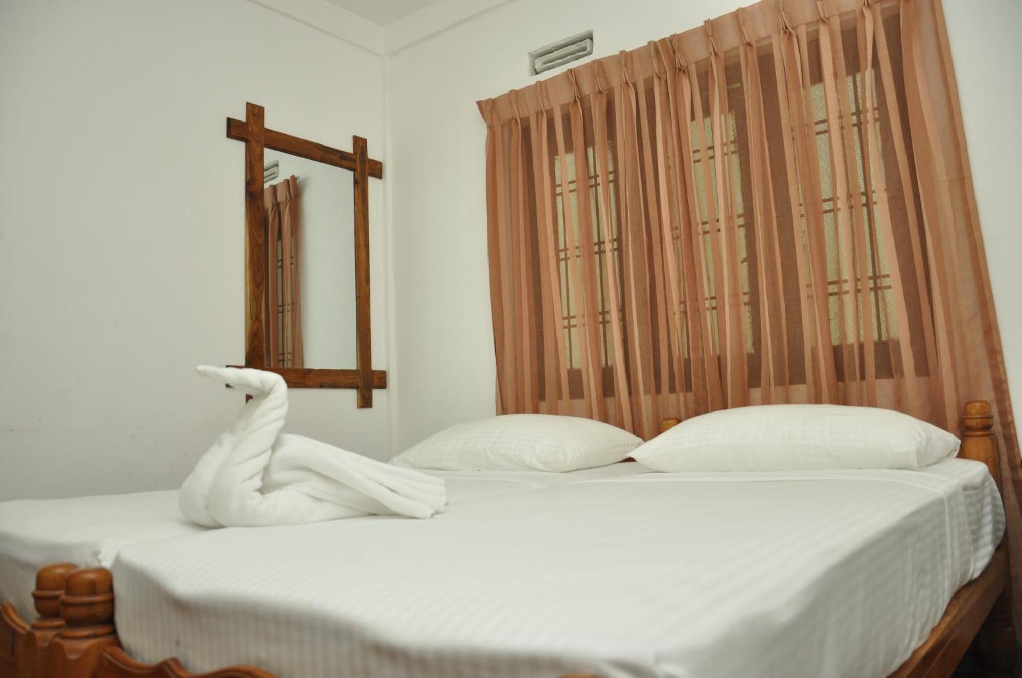 Sujatha Tourist Rest Hotel Dambulla Room photo