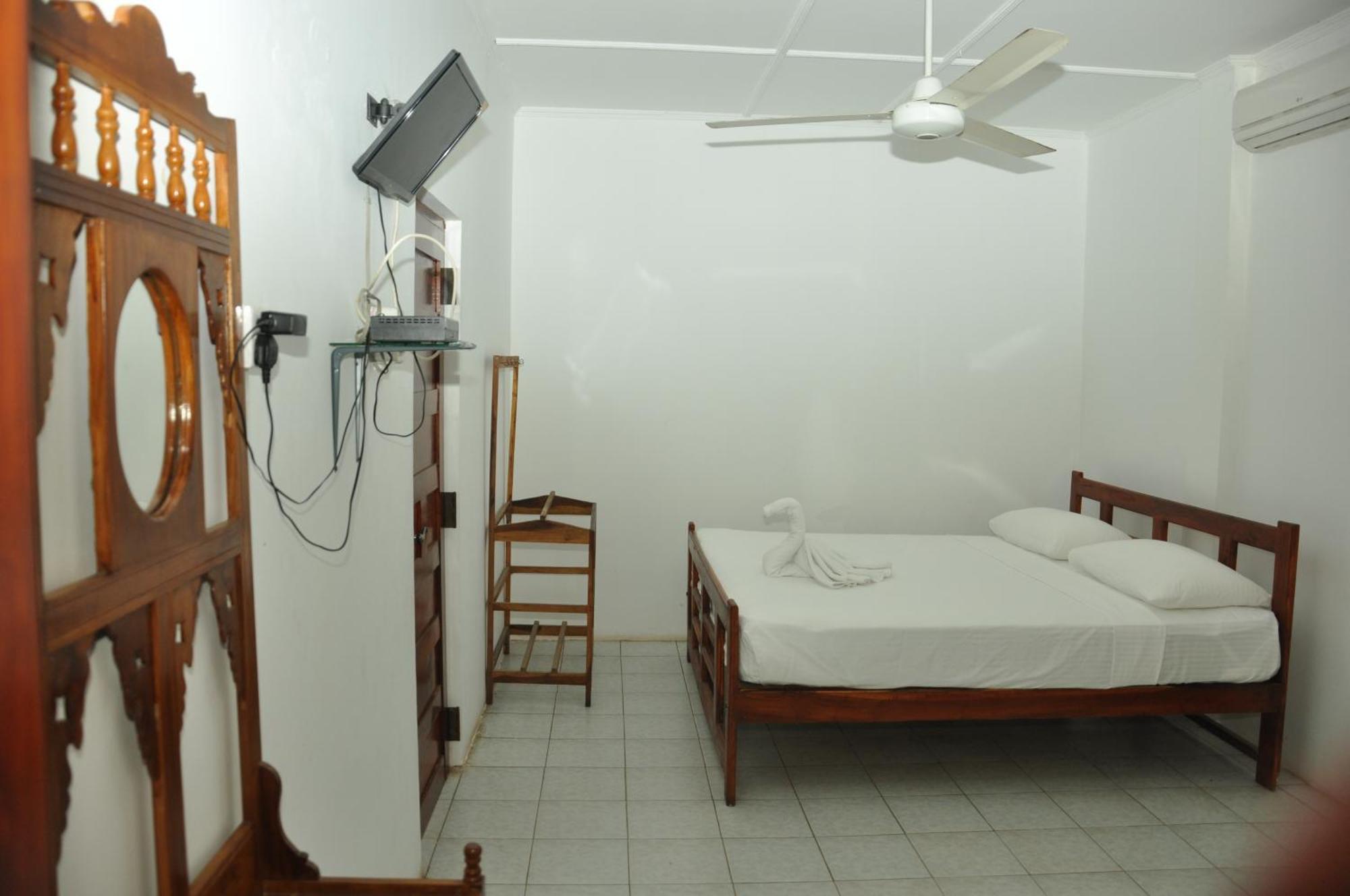 Sujatha Tourist Rest Hotel Dambulla Room photo