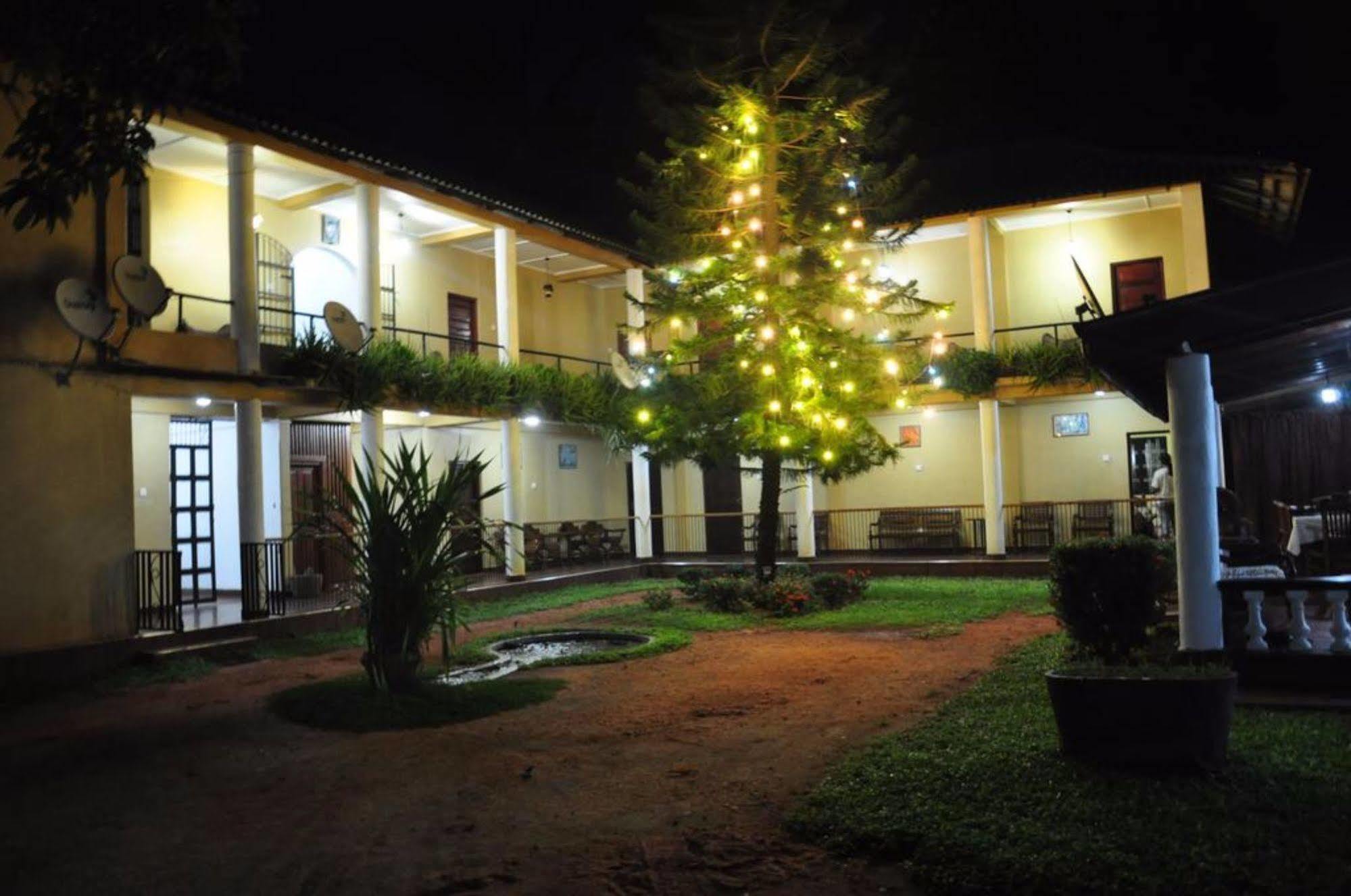 Sujatha Tourist Rest Hotel Dambulla Exterior photo